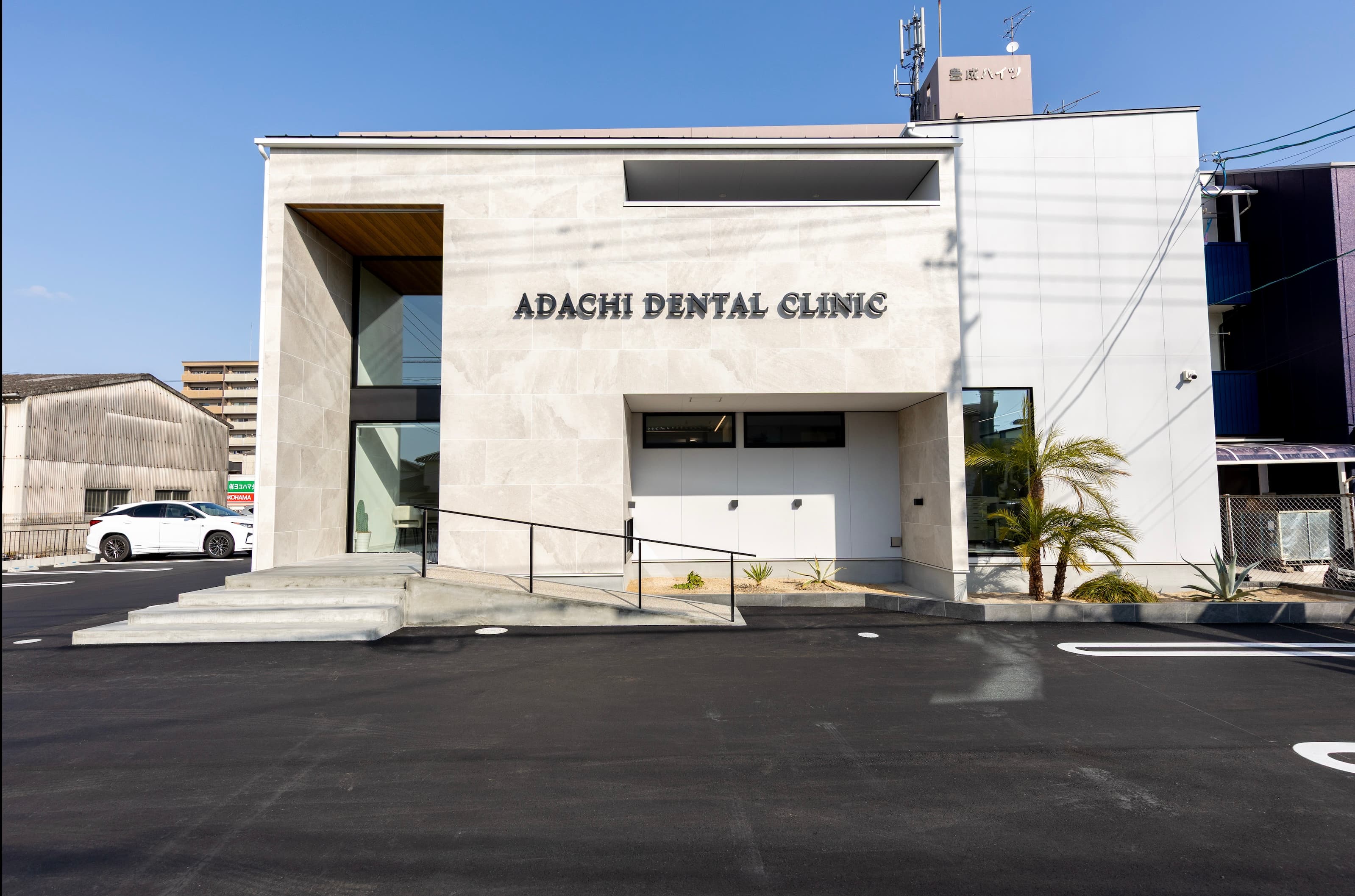 アダチ歯科医院のロゴ画像